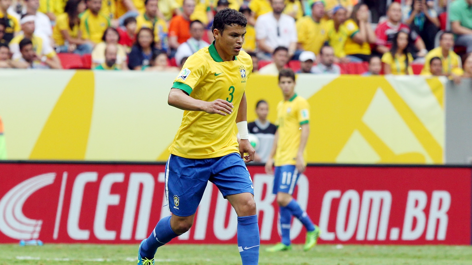 15.jun.2013 - Zagueiro e capitão da seleção brasileira Thiago Silva carrega a bola na partida contra o Japão