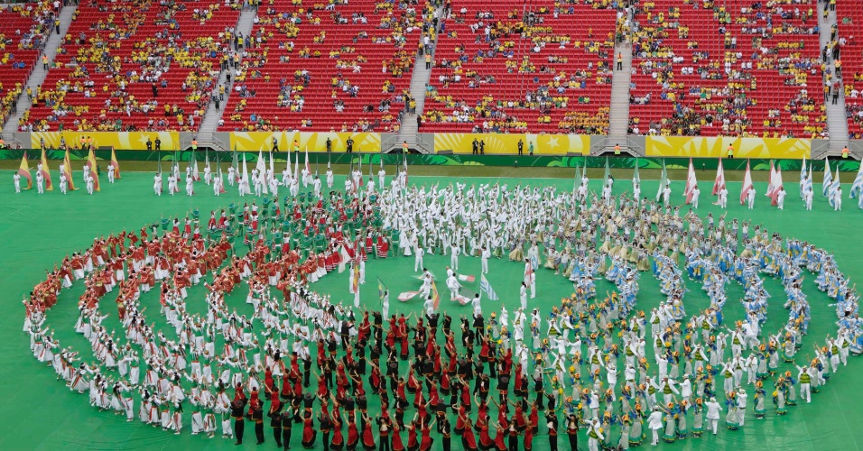 15.junho.2013 - Abertura da Copa das Confederações tem mosaico de pessoas