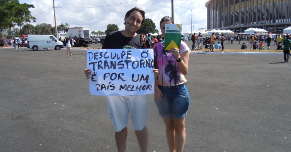 15.junho.2013 - Casal exibe placa com mensagem que virou febre nas redes sociais depois dos manifestos em São Paulo por tarifa zero no transporte público