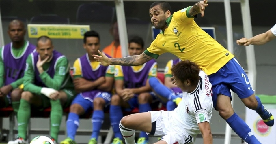 15.junho.2013 - Daniel Alves sofre carrinho de jogador japonês em estreia na Copa das Confederações