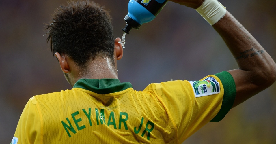 15.junho.2013 - Neymar se refresca durante partida entre Brasil e Japão