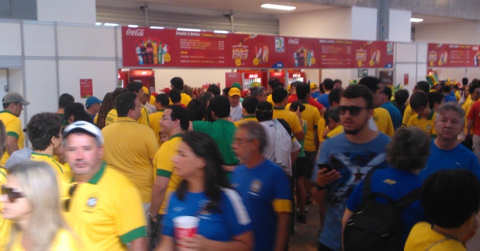 15.junho.2013 - Torcedores enfrentam filas para comer no estádio Mané Garrincha
