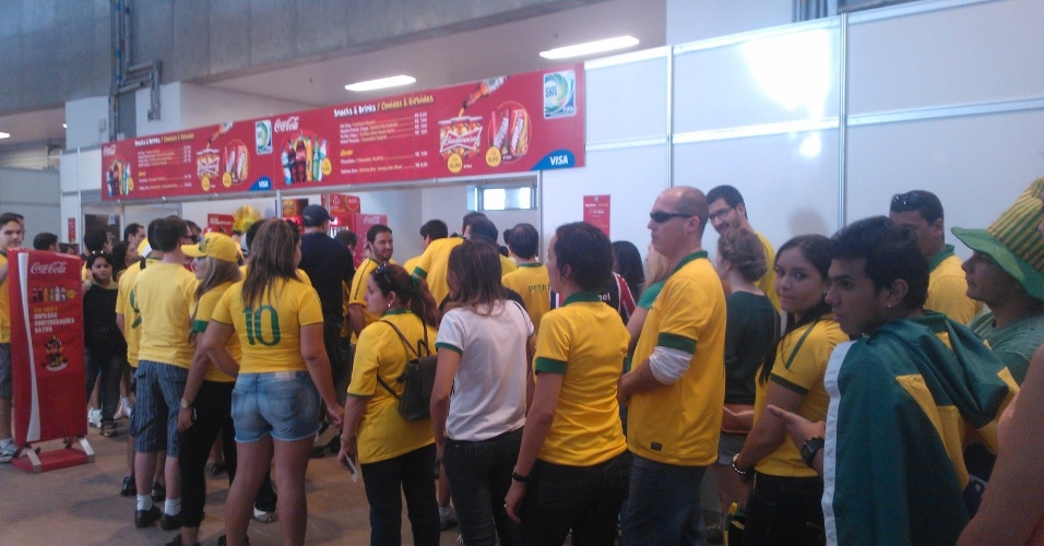 15.junho.2013 - Torcedores enfrentam filas para comer no estádio Mané Garrincha