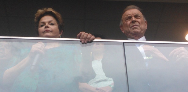 Presidente Dilma Rousseff faz cara de poucos amigos ao lado do desafeto José Maria Marin, presidente da CBF