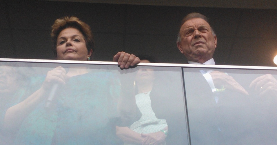 15.junho.2013- Presidente Dilma Rousseff faz cara de poucos amigos ao lado do desafeto José Maria Marin, presidente da CBF
