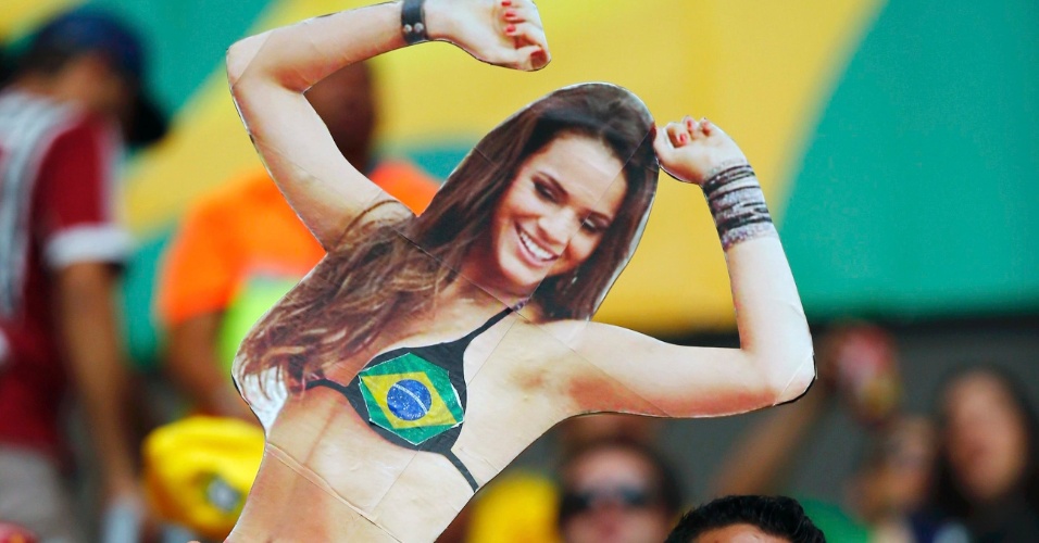 15.junho.2013- Torcedor brinca com cartaz de Bruna Marquezine, namorada de Neymar, na arquibancada do Mané Garrincha