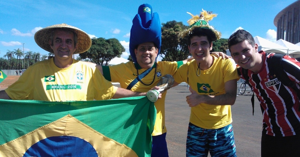 15.jun.2013 - Com chapéus e bandeiras, torcedores mostram animação horas antes da partida entre Brasil e Japão