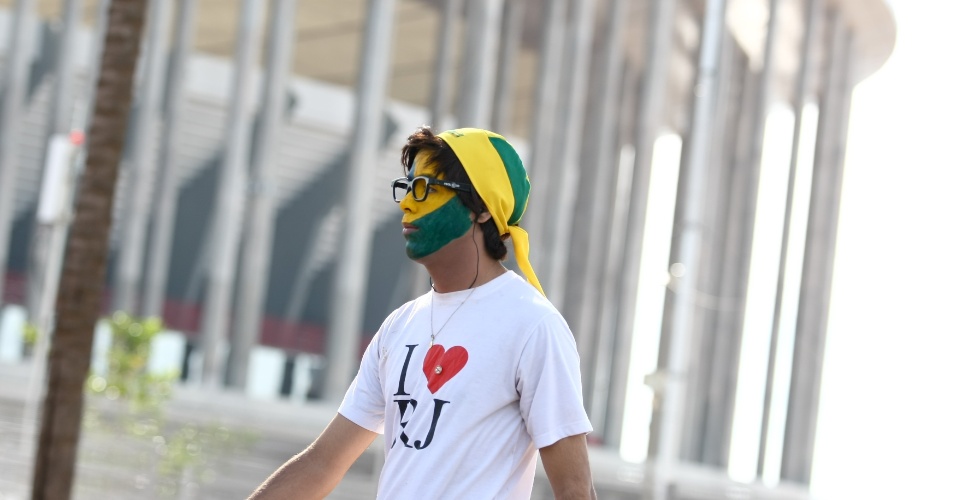 15.jun.2013 - Com rosto pintado, torcedor chega ao estádio Mané Garrincha para a abertura da Copa das Confederações