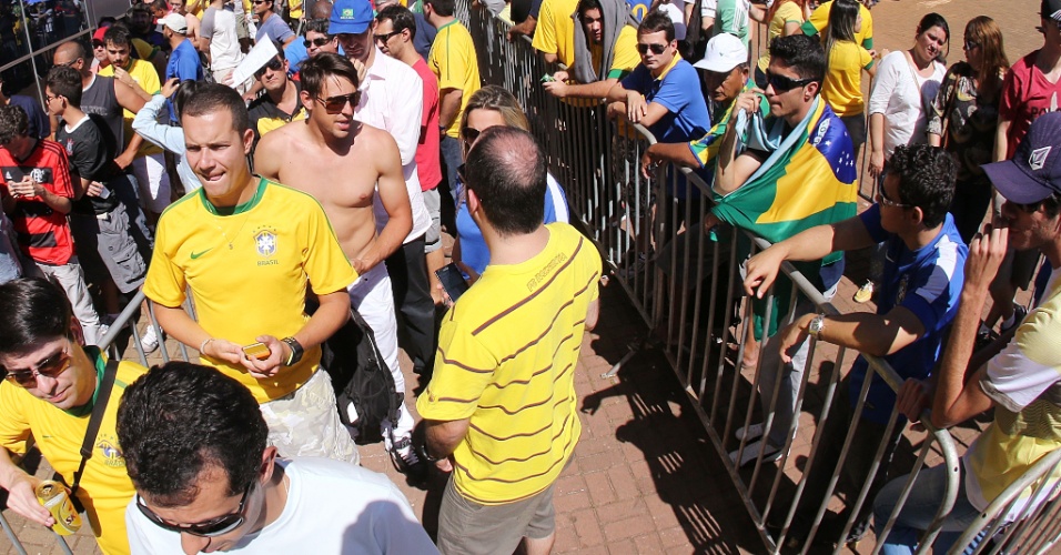 15.jun.2013 - Debaixo de forte calor, torcedores enfrentam fila para retirar ingressos horas antes da estreia do Brasil contra o Japão