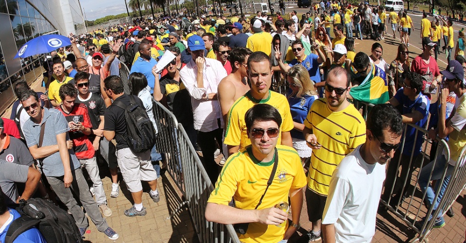 16.jun.2013 - Debaixo de forte calor, torcedores enfrentam fila para retirar ingressos horas antes da estreia do Brasil contra o Japão