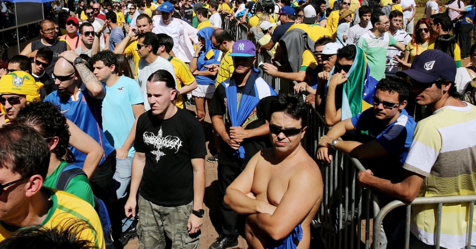 15.jun.2013 - Debaixo de forte calor, torcedores enfrentam fila para retirar ingressos horas antes da estreia do Brasil contra o Japão