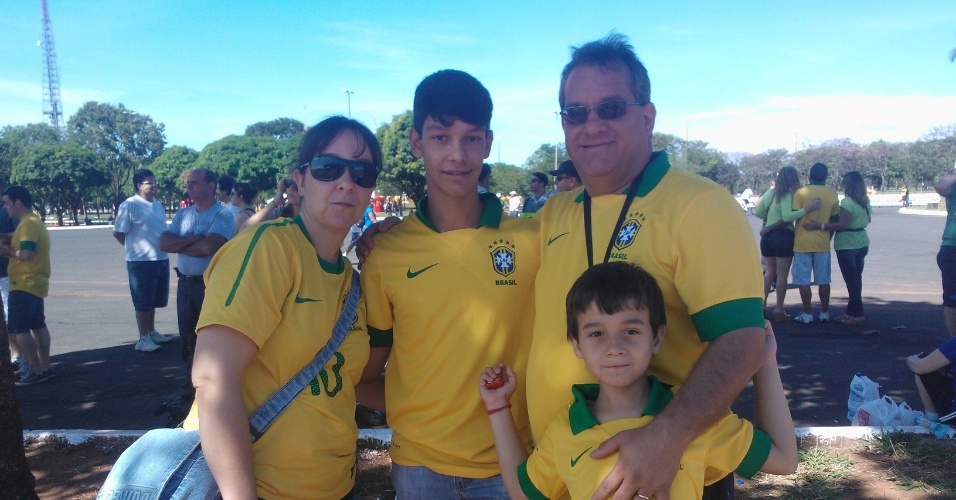 15.jun.2013 - Família comparece ao estádio Mané Garrincha para a abertura da Copa das Confederações