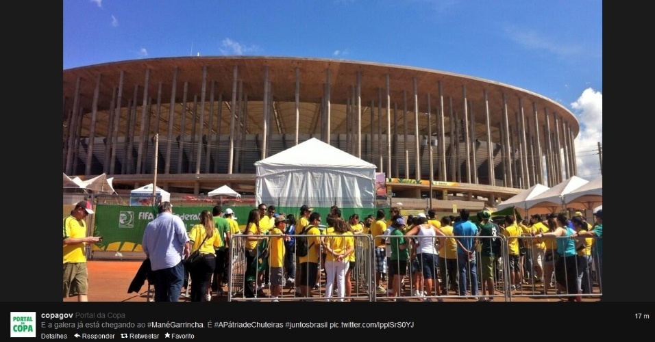 16.jun.2013 - Filas são formadas nos arredores do estádio Mané Garrincha para a retirada de ingressos