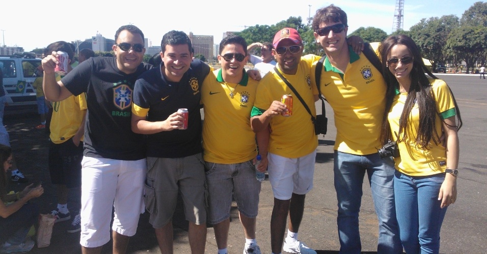 15.jun.2013 - Torcedores brasileiros chegam ao estádio Mané Garrincha para a abertura da Copa das Confederações
