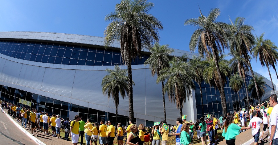 16.jun.2013 - Torcedores formam fila para retirada de ingressos horas antes da partida entre Brasil e Japão
