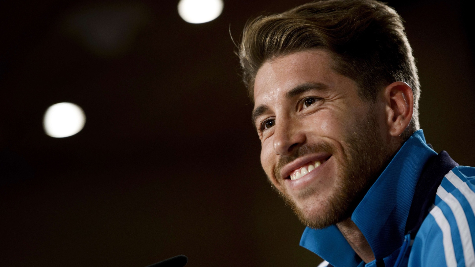 16.mai.2013 - Sergio Ramos sorri durante entrevista coletiva no estádio do Real Madrid na véspera da final da Copa do Rei contra o Atlético de Madri - AFP PHOTO / DANI POZO
