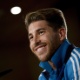 16.mai.2013 - Sergio Ramos sorri durante entrevista coletiva no estádio do Real Madrid na véspera da final da Copa do Rei contra o Atlético de Madri - AFP PHOTO / DANI POZO