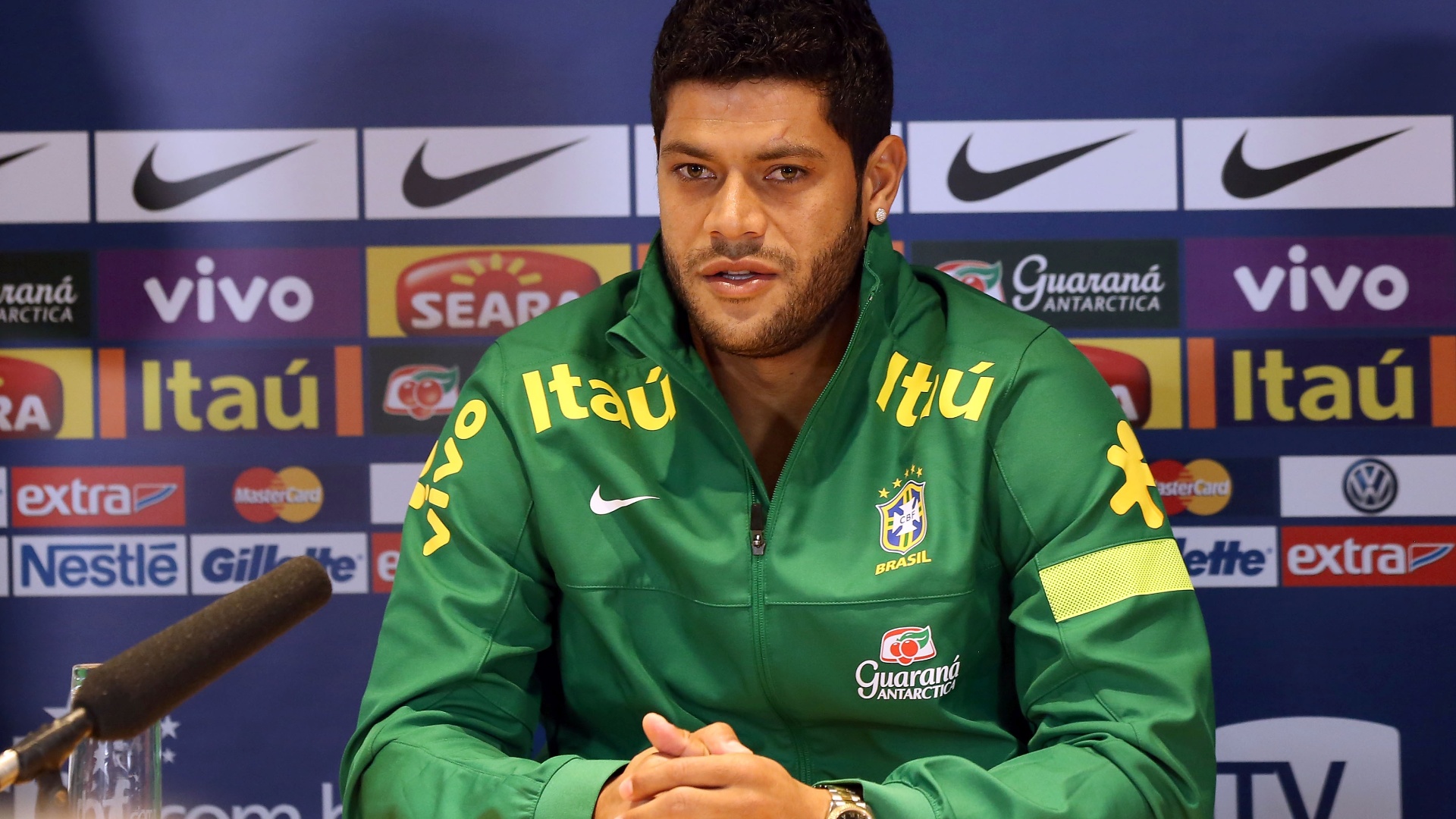 24.mar.2013 - Atacante Hulk concede entrevista coletiva antes de treino da seleção brasileira