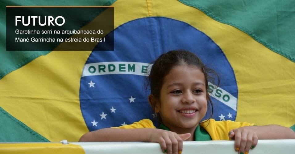 Garotinha sorri na arquibancada do Mané Garrincha na estreia do Brasil
