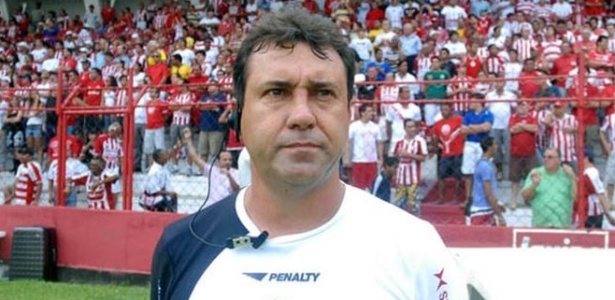 O técnico Zé Teodoro estreou pelo novo clube acompanhando a vitória sobre o Corintians
