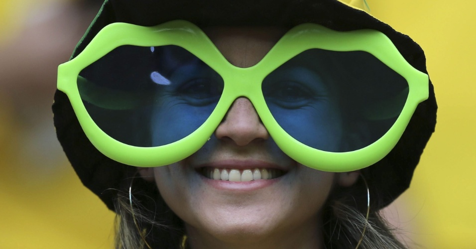 15.06.2013 - Torcedora com óculos ampliados assiste a jogo entre Brasil e Japão na estreia da Copa das Confederações