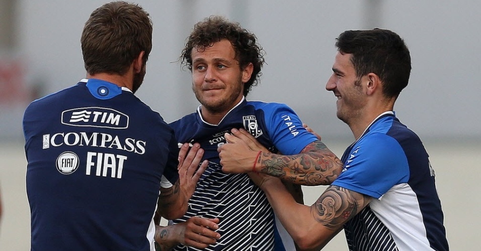 14.jun.2013 - Com braço tatuados, Alessandro Diamanti (centro) brinca com companheiros durante treino da Itália no Rio de Janeiro