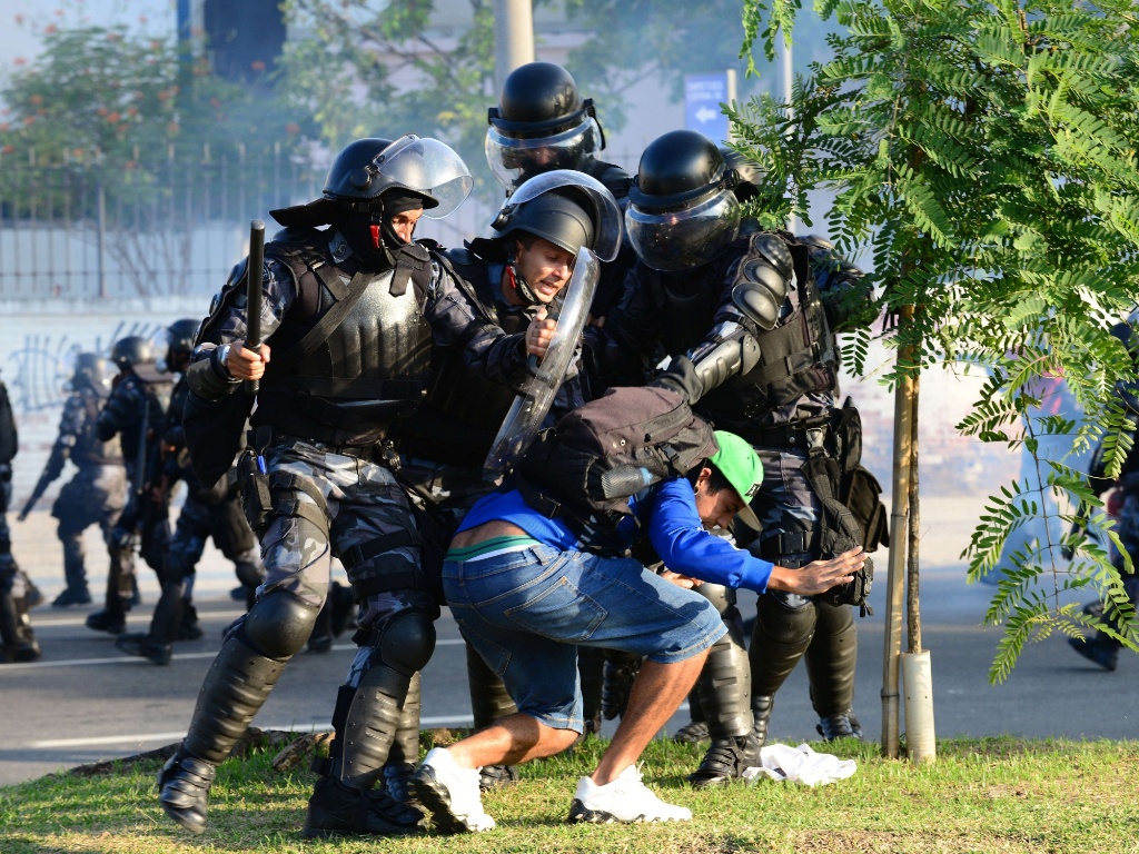14.jun.2013 - Polícia tenta prender manifestante durante protesto no Maracanã