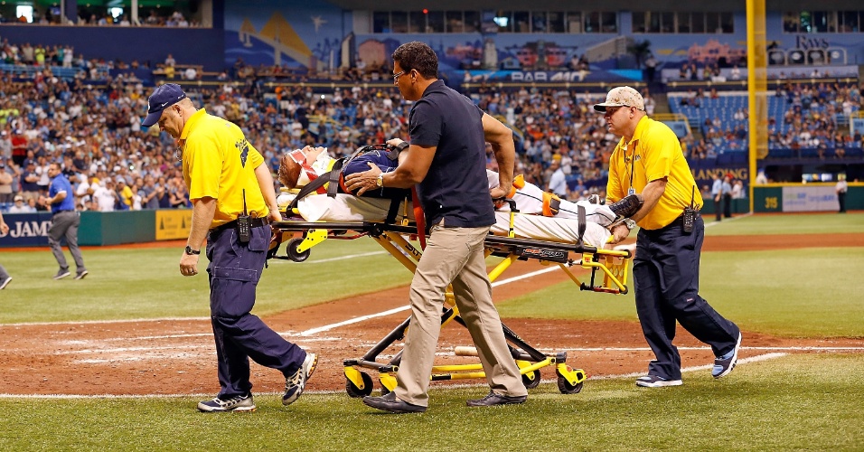 15.jun.2013 - Alex Cobb, pitcher do Tamba Bay Rays, é retirado de maca após levar bolada durante jogo contra o Kansas City Royals pela Major League Baseball (MLB)
