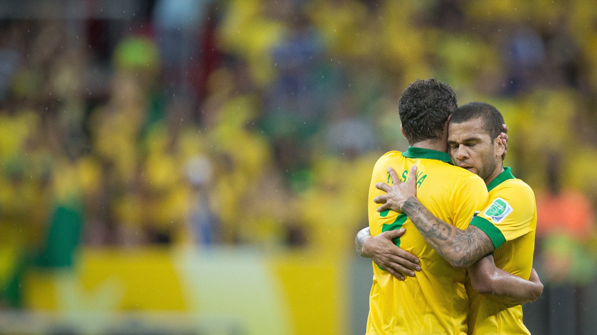 15.jun.2013 - Daniel Alves e Thiago Silva se abraçam após a vitória por 3 a 0 do Brasil sobre o Japão na estreia da Copa das Confederações