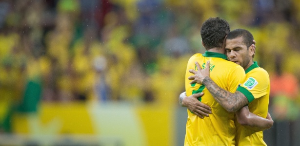 Daniel Alves e Thiago Silva se abraçam após a vitória por 3 a 0 do Brasil sobre o Japão na estreia 