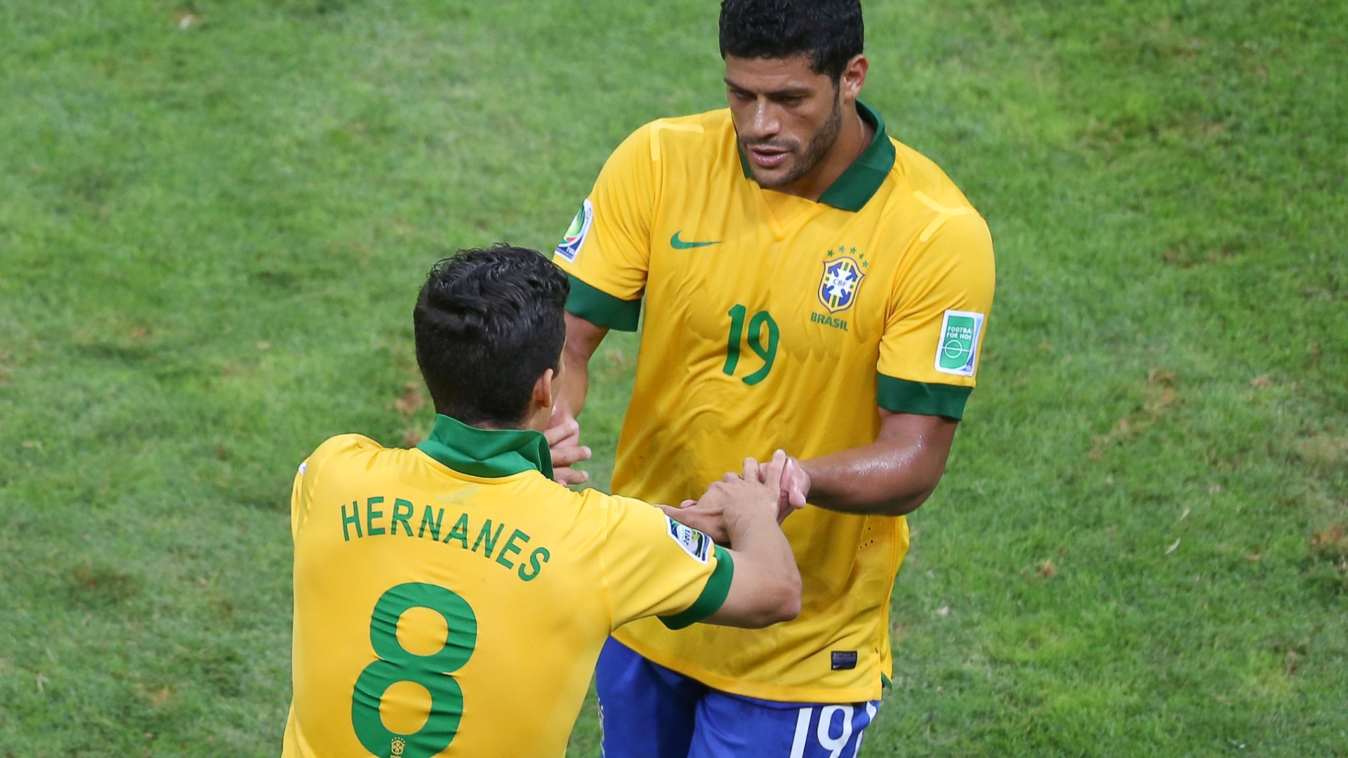 15.jun.2013 - Hulk cumprimenta Hernanes ao ser substituído durante a vitória por 3 a 0 do Brasil sobre o Japão pela Copa das Confederações
