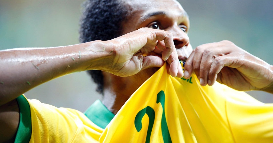 15.jun.2013 - Jô beija o escudo da CBF após marcar o terceiro gol do Brasil na vitória por 3 a 0 sobre o Japão na estreia da Copa das Confederações