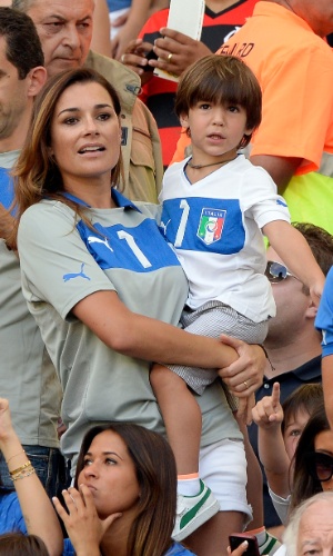 16.jun.2013 - Alena Buffon levou o filho do goleiro da Itália para assistir ao jogo contra o México