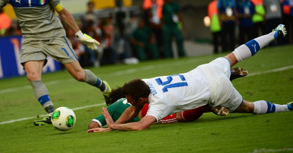 16.jun.2013 - Andrea Barzagli derruba o mexicano Giovani Dos Santos e comete pênalti na partida entre Itália e México no Maracanã