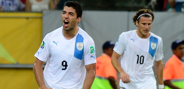 Diego Forlán (d) voltará ao ataque titular do Uruguai nesta quinta e jogará com Luis Suárez (e)