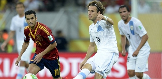 Diego Forlán começou a partida contra a Espanha no banco de reservas 