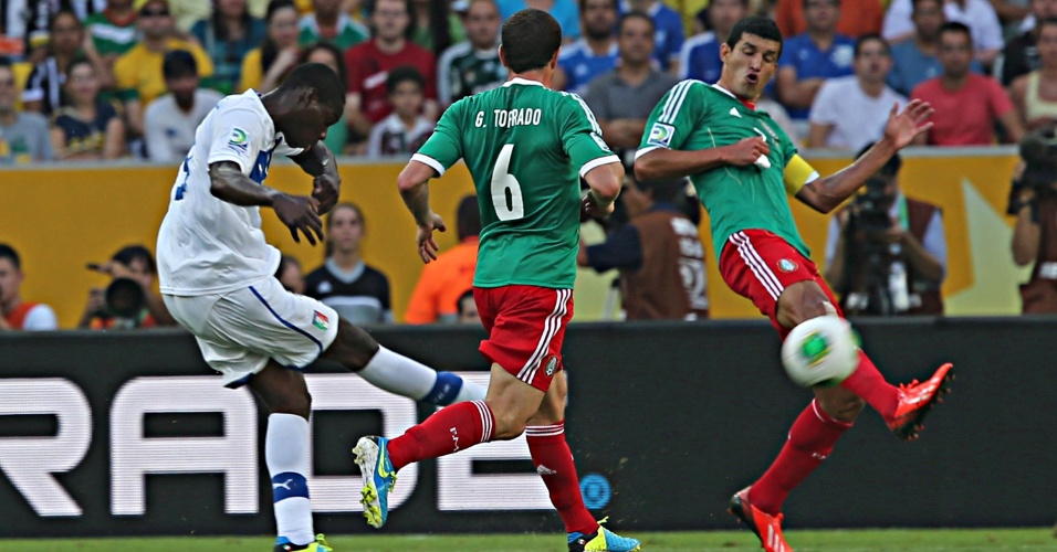 16.jun.2013 - Atacante Mario Balotelli finaliza para o gol na partida contra o México, no Maracanã