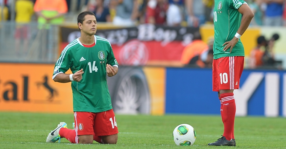 16.jun.2013 - Atacante mexicano Chicharito Hernandez reza antes do início da partida contra a Itália