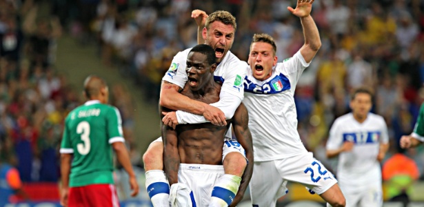 Balotelli é abraçado pelos companheiros de equipe para comemorar gol da Itália contra o México