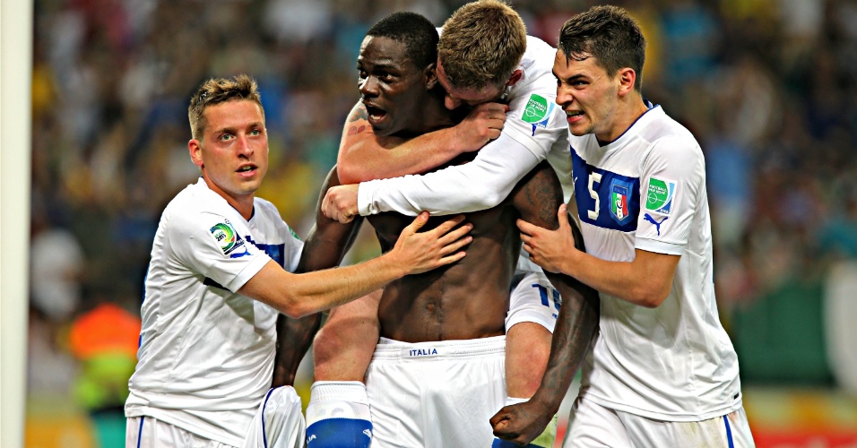16.jun.2013 - Balotelli é abraçado pelos companheiros de equipe para comemorar gol da Itália contra o México