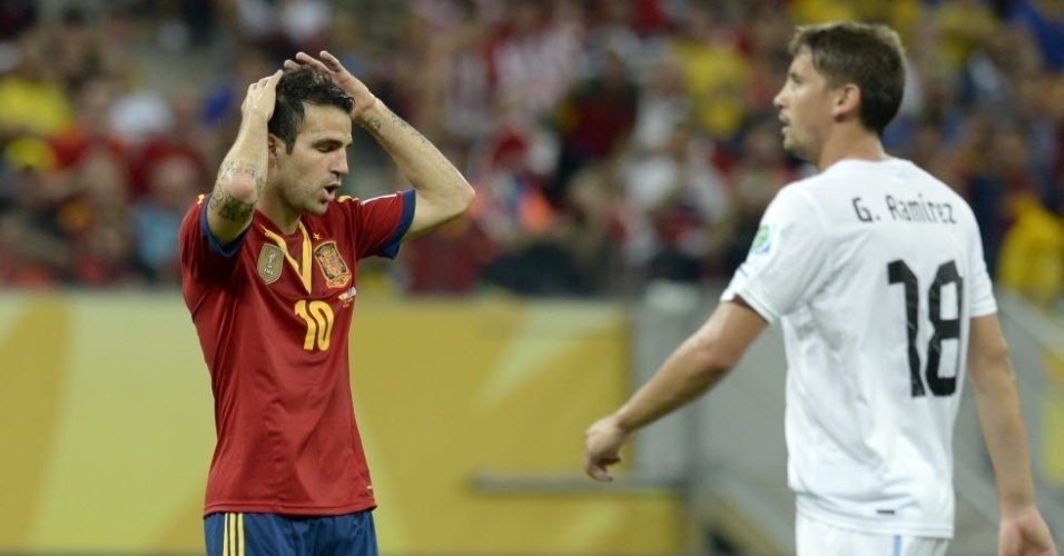16.jun.2013 - Cesc Fàbregas lamenta chance desperdiçada na partida entre Espanha e Uruguai, na Arena Pernambuco, pela Copa das Confederações