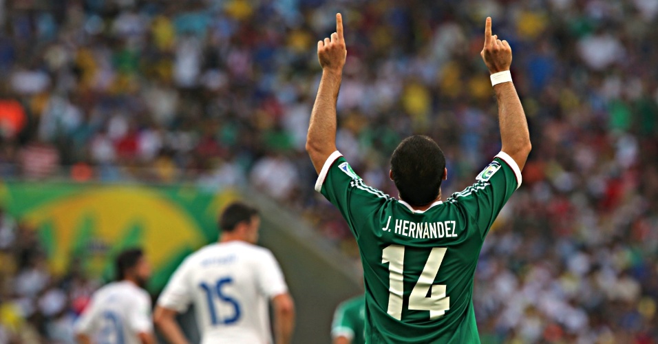 16.jun.2013 - Chicharito ergue as mãos para o alto para comemorar gol de empate do México contra a Itália
