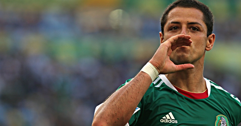 16.jun.2013 - Chicharito faz sinal com as mãos para celebrar gol de empate do México contra a Itália