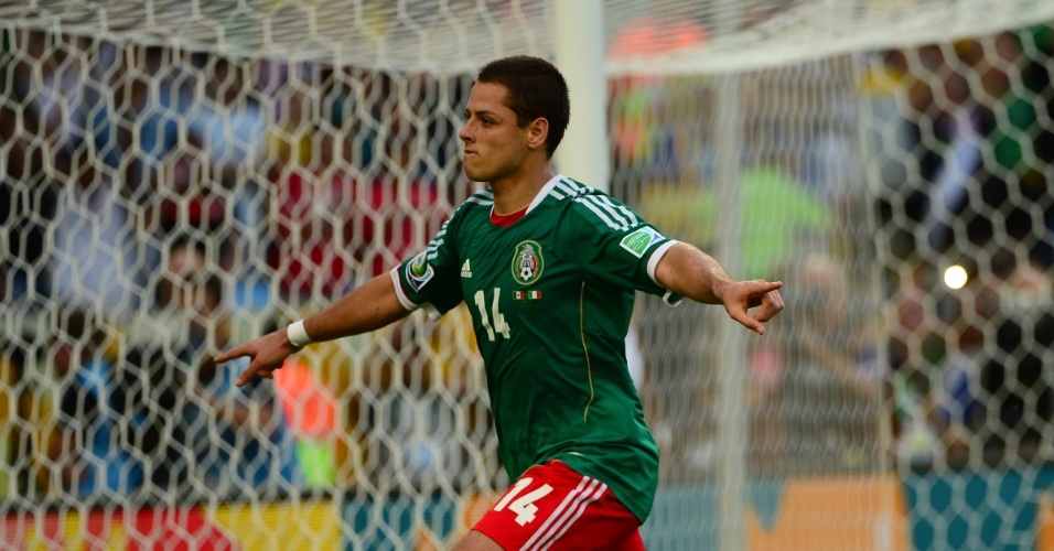 16.jun.2013 - Chicharito Hernandez comemora após empatar para o México contra a Itália em cobrança de pênalti