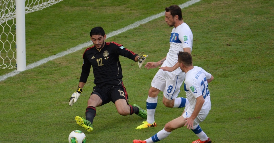 16.jun.2013 - Goleiro do México, José Corona, saí nos pés dos jogadores italianos para impedir o primeiro gol do jogo