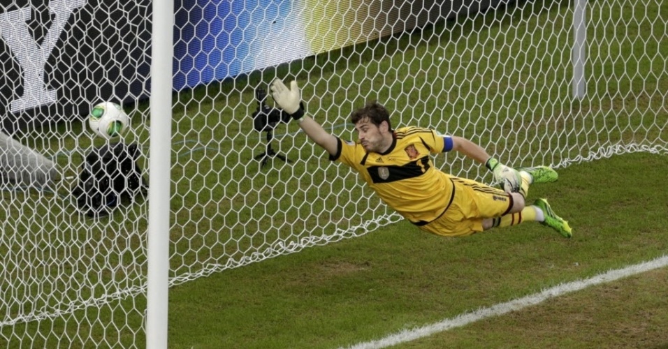 16.jun.2013 - Iker Casillas não consegue impedir o gol do uruguaio Luis Suárez no final da partida contra a Espanha