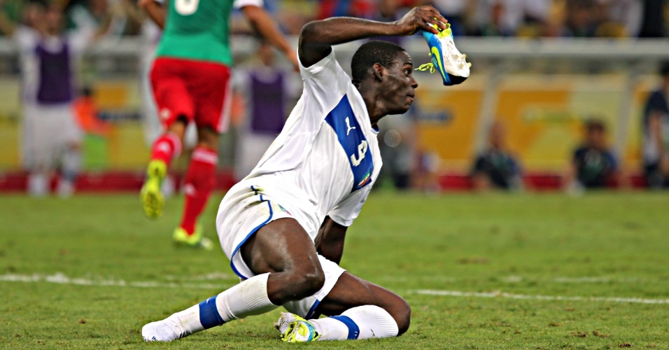16.jun.2013 - Irritado, Balotelli atira a chuteira no chão após lance de jogo em Itália x México
