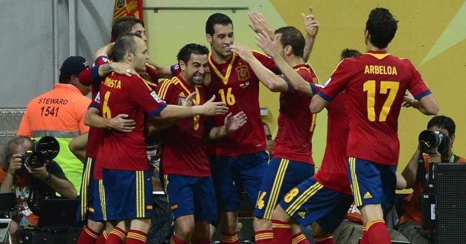 16.jun.2013 - Jogadores da Espanha comemoram gol marcado por Pedro contra o Uruguai, na Arena Pernambuco