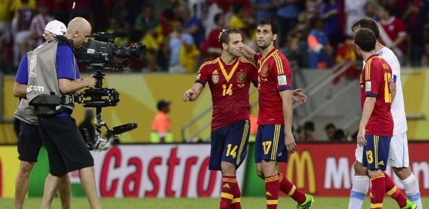 Jogadores da Espanha se cumprimentam após vitória sobre o Uruguai na estreia em Recife