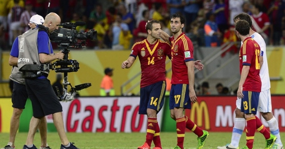 16.jun.2013 - Jogadores da Espanha se cumprimentam após vitória sobre o Uruguai na estreia da Copa das Confederações, na Arena Pernambuco